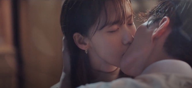 Sa Rang and Gu Won kissing King the Land Episode 8