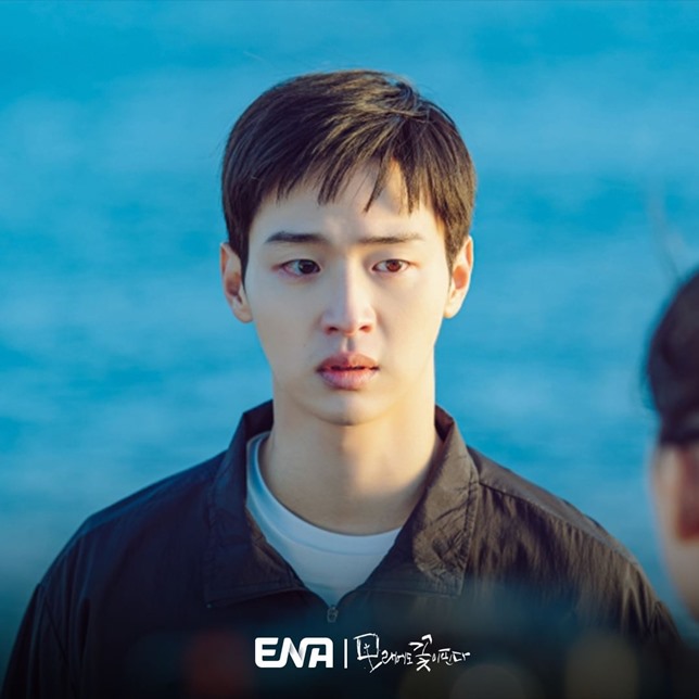 Like Flowers in Sand Episode 12