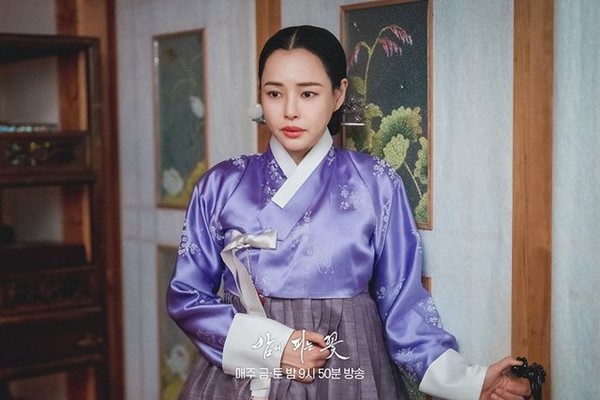 Lee Hanee in Knight Flower