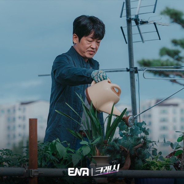 Heo Sung Tae watering plants in Crash