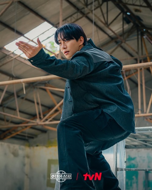 lee jun ho in typhoon family episode 8 still