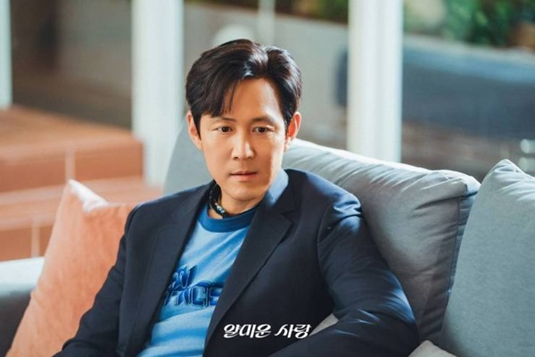 Lee Jung Jae sitting on a sofa in Nice to Not Meet You, Episode 6